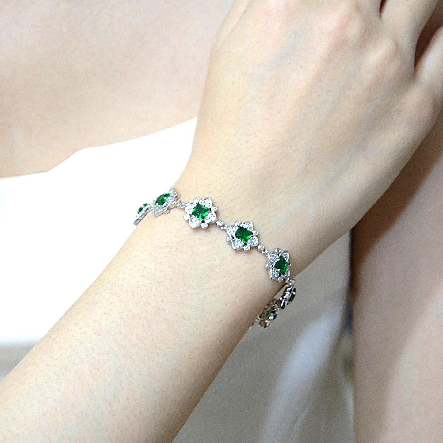TIMEMATRIX White Gold Clover Bracelet | Sapphire CZ & Diamond-Accented Sparkle | Perfect Gift for Girlfriend, Wife & Mom