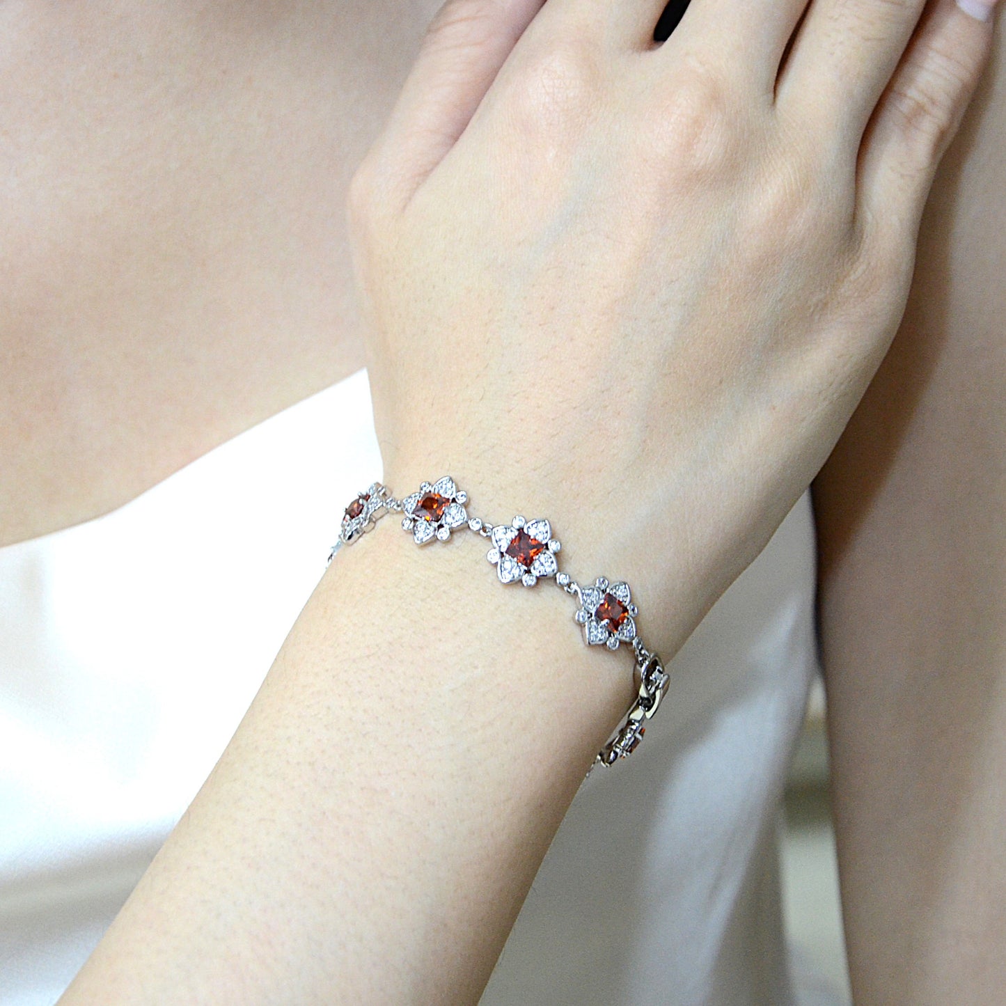 TIMEMATRIX White Gold Clover Bracelet | Sapphire CZ & Diamond-Accented Sparkle | Perfect Gift for Girlfriend, Wife & Mom